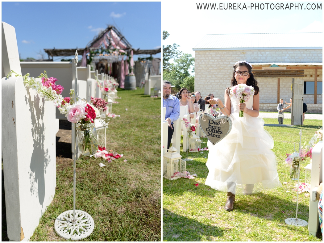 Flowergirl carrying "Dad here comes Mom" sign at ranch wedding in Bertram, TX