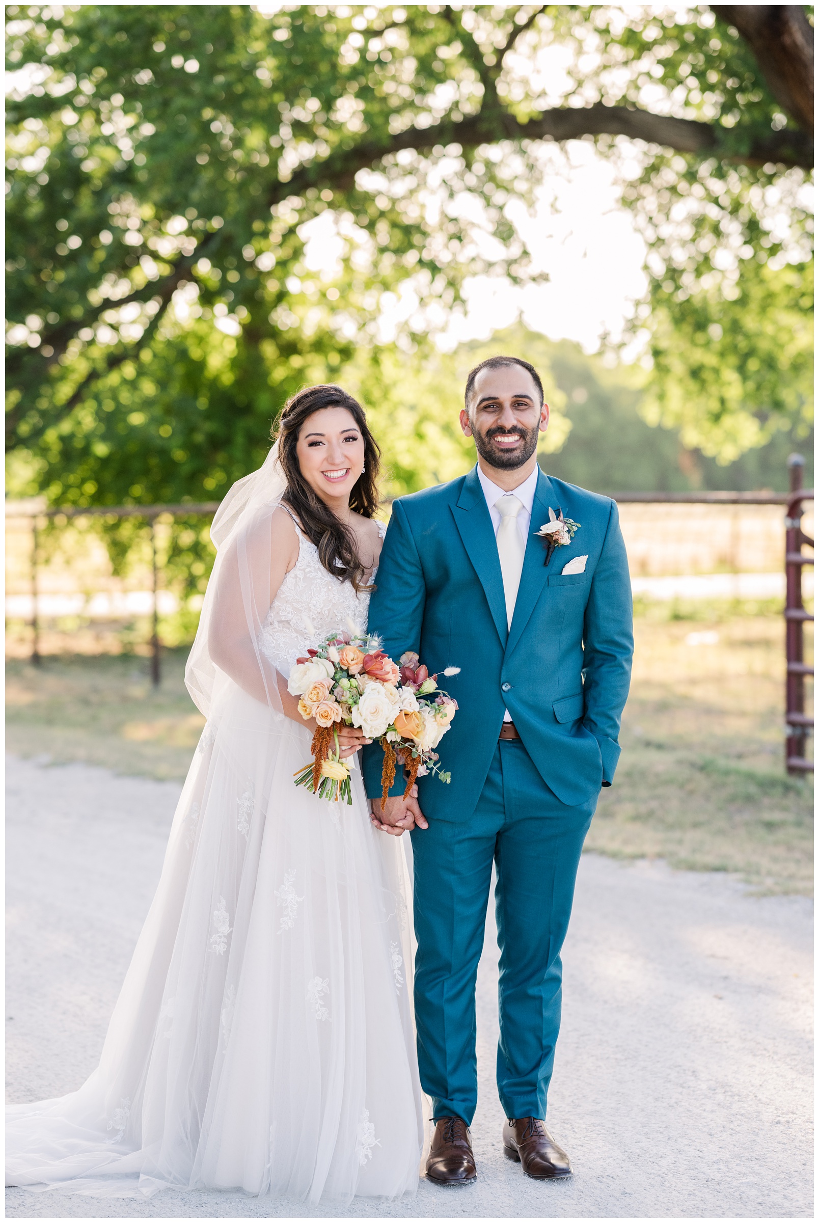 Summer Wedding Pictures at Lone Oak Barn in Round Rock Texas